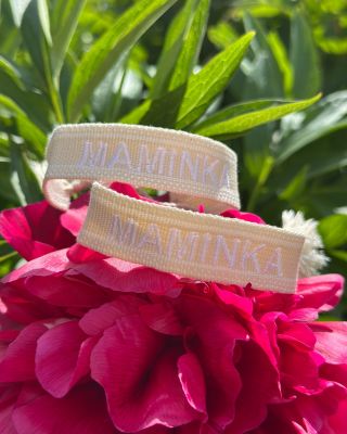 Maminka“ – slovo, které v sobě nese všechnu lásku světa. 💗 Minimalistický látkový náramek s tím nejkrásnějším označením....