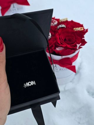 😍Ten je!🤩💍 Elegantní prstýnek MOM je dokonalý dárek: 🤍 pro maminku 🤍 od srdce 🤍 na Valentýna, narozeniny i jen tak Jemný,...